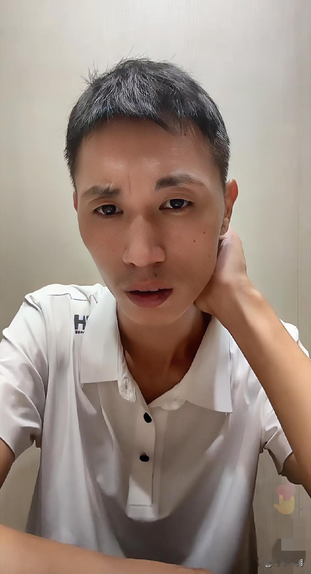 李鑫和姐姐李林的关系，现在还是没有更进一步啊！
李鑫挺苦恼，开个直播吧，总被网友