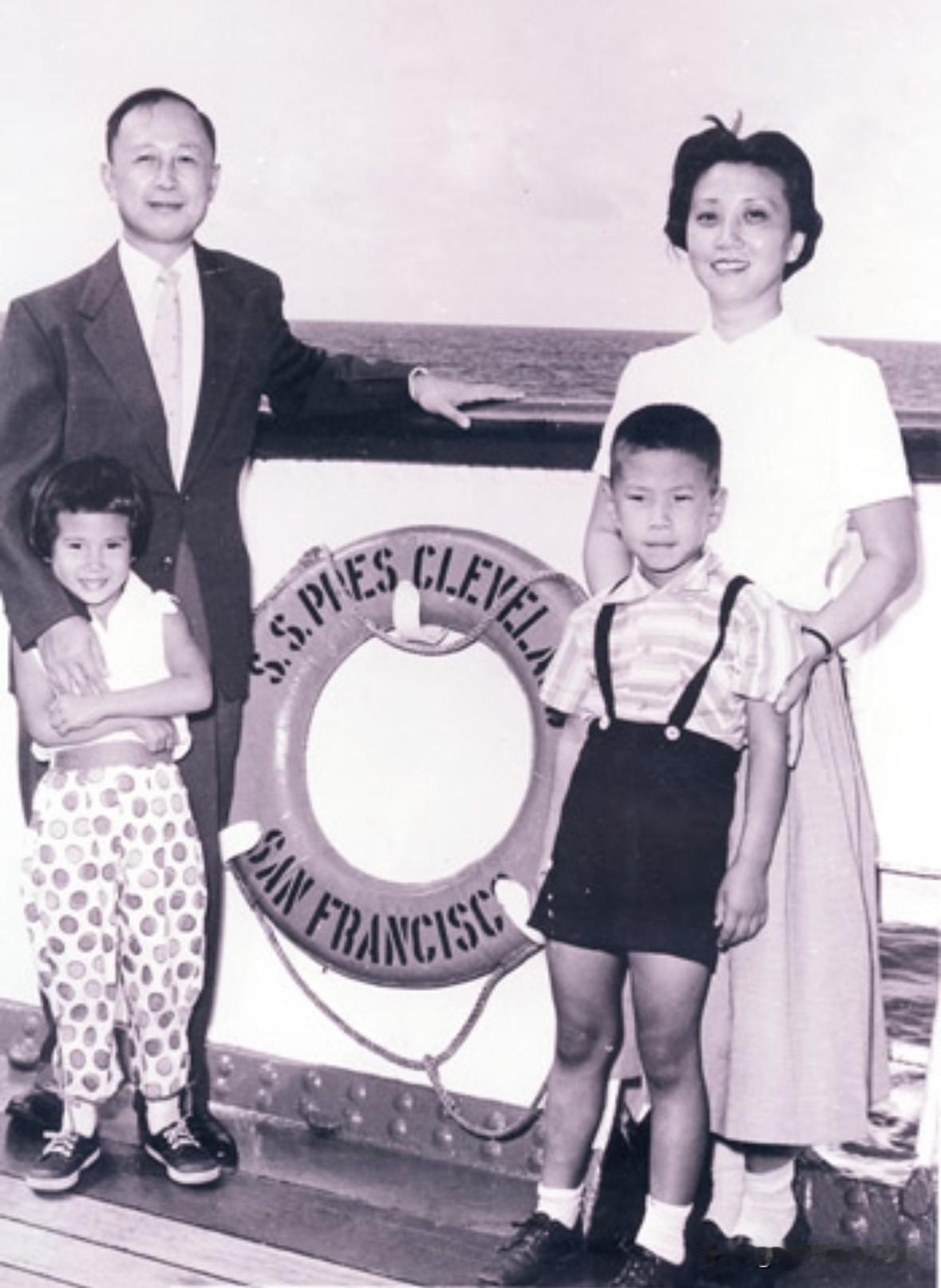 1955年，钱学森携妻子蒋英及年幼子女钱永刚、钱永真，在归国的邮轮上留下唯一一张