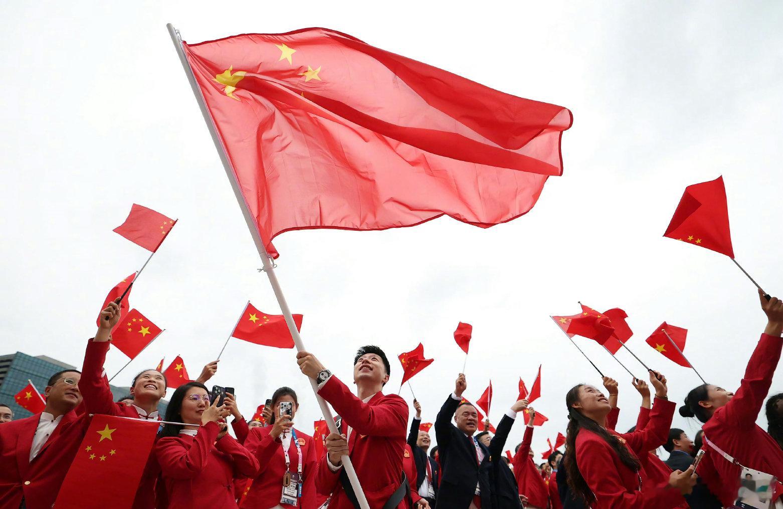 马龙旗手照入选新华社年度照片 2025年1月2日，《2024年新华社年度照片·体