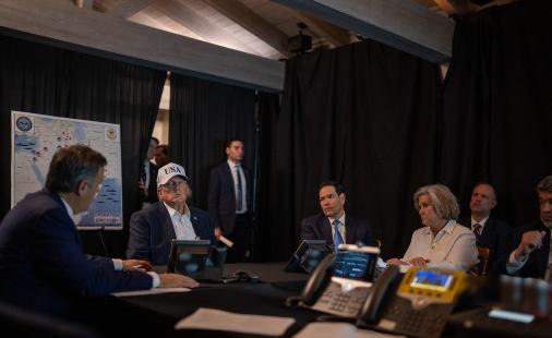 伊朗给全世界的一课
 
如果美国在你身边集结了庞大的武装力量，却与你进行“和平解