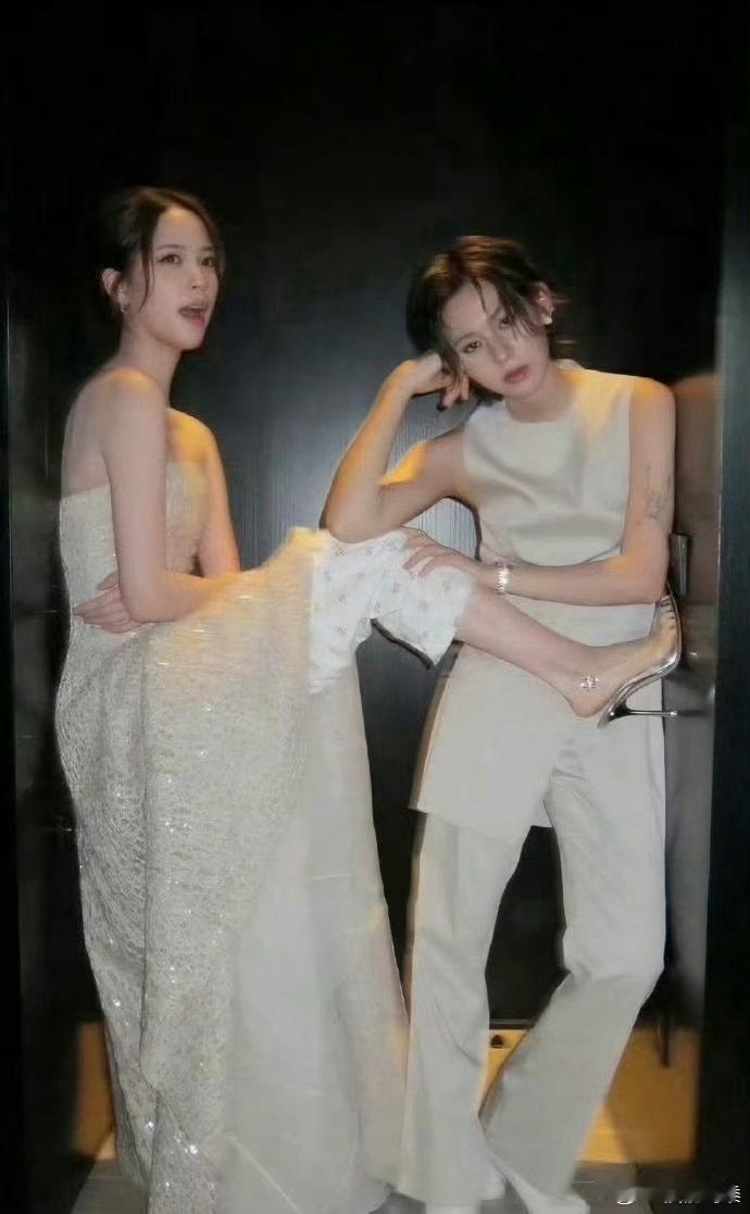 欧阳娜娜是懂得保护自己不走光的，裙子里面竟然穿了一条碎花睡裤，太好玩了～ 