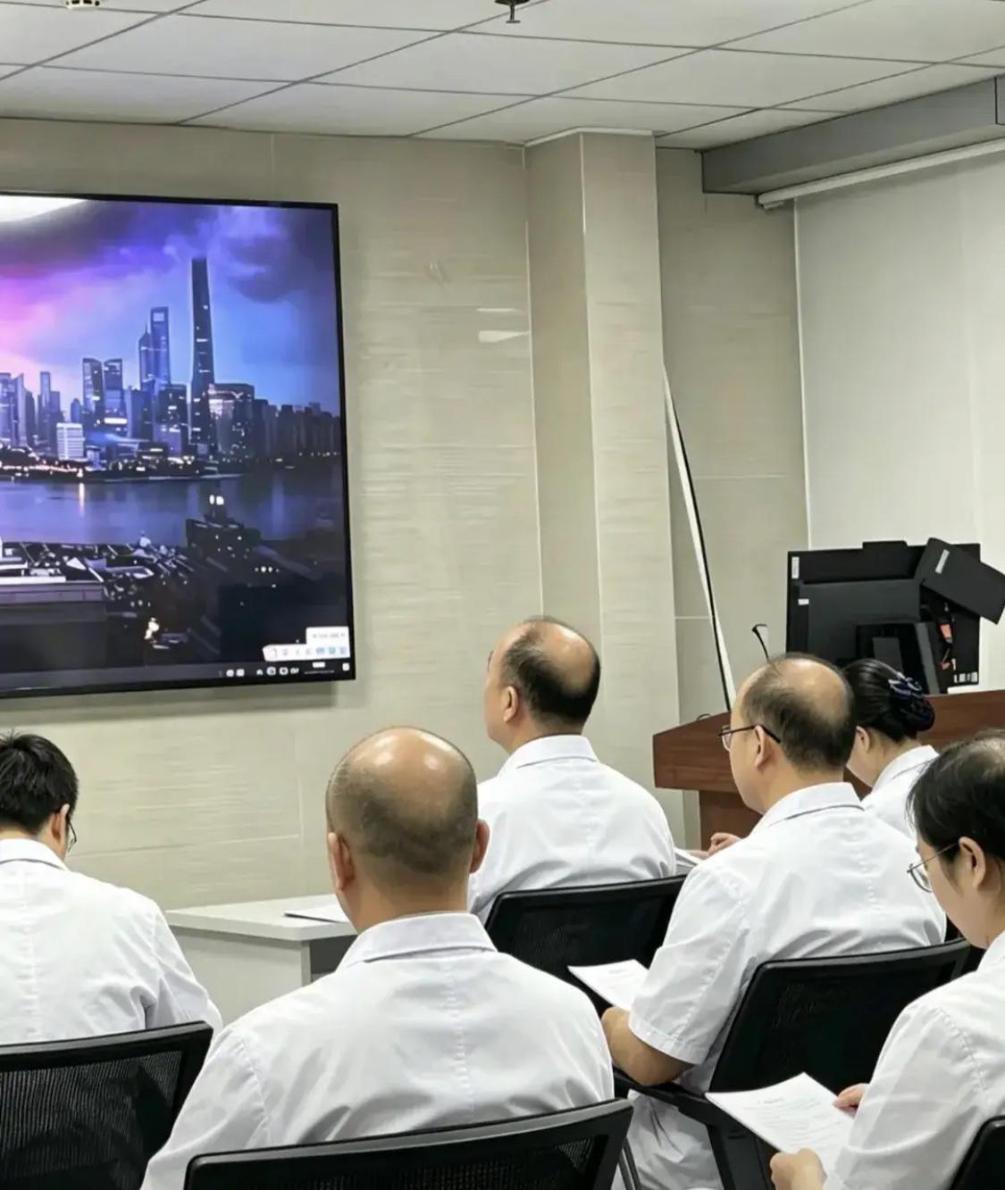 很奇怪，为什么医生都避免不了脱发？