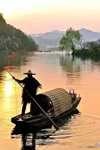 《晴湖春望》

文/范圣嘉
 
欣慰骄阳伴和风，
满目韶光恋花丛。
凉亭极目思千