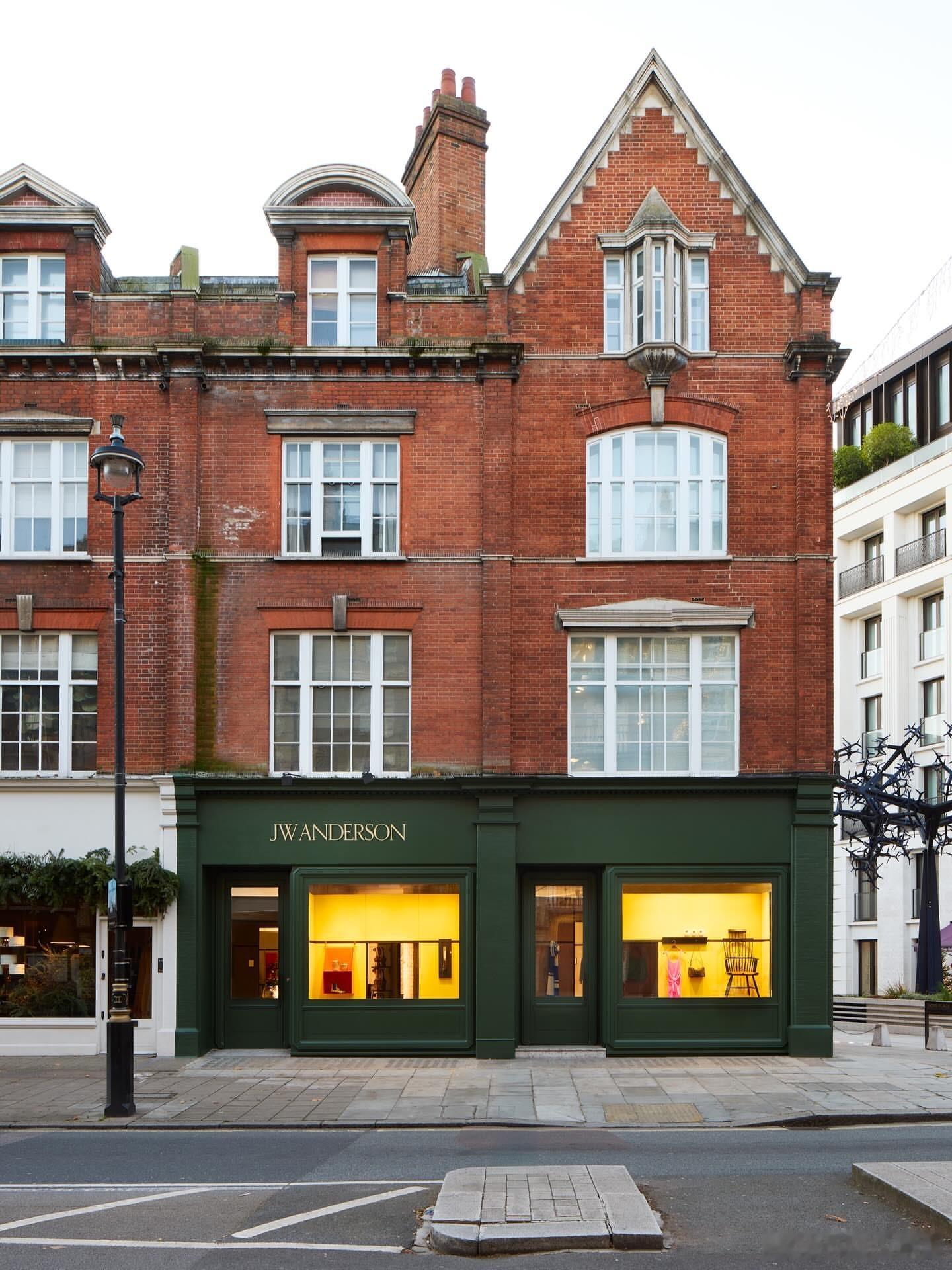 JW ANDERSON 在伦敦Pimlico街区新开的一家店，装修和陈列挺有特色