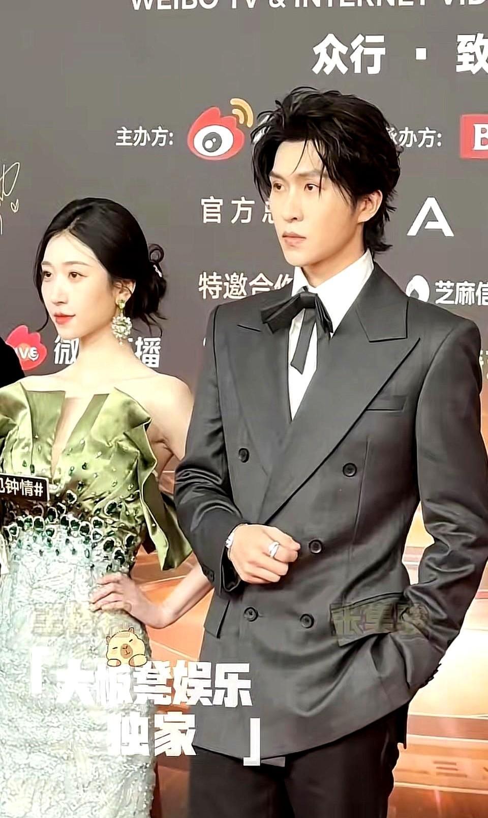 红毯上四对CP，全是听花岛的。
素人三个月变顶流，拍戏一天干20小时，喝口水都得