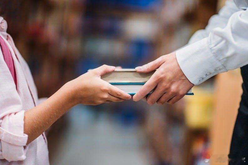 【AI "杀死"在线教育？美国巨头Chegg市值暴跌99%，宣布大裁员45%】美