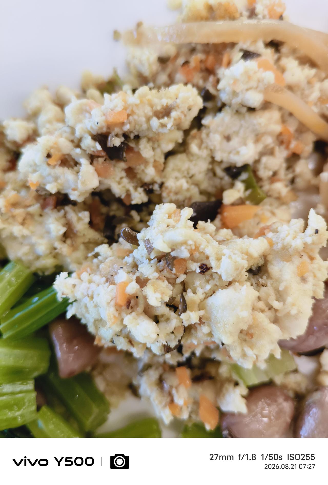 久违的“豆腐渣工程”
       今天食堂早餐有一道菜，没敢确定是什么？索性取
