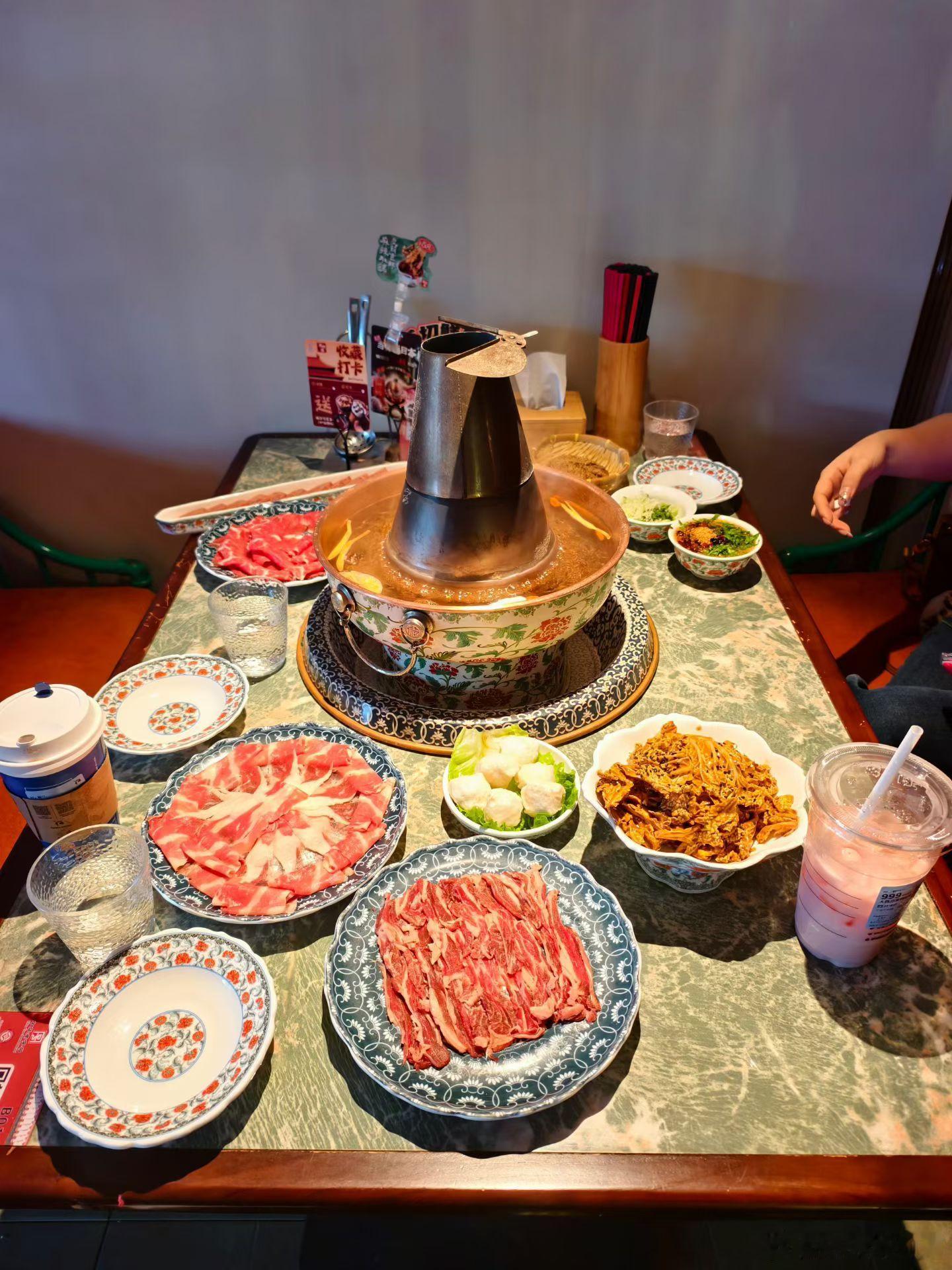 周末小时光。某位贤夫做的椒麻鸡全福州最佳，以后别开咖啡馆了，开私房菜吧。​食物部