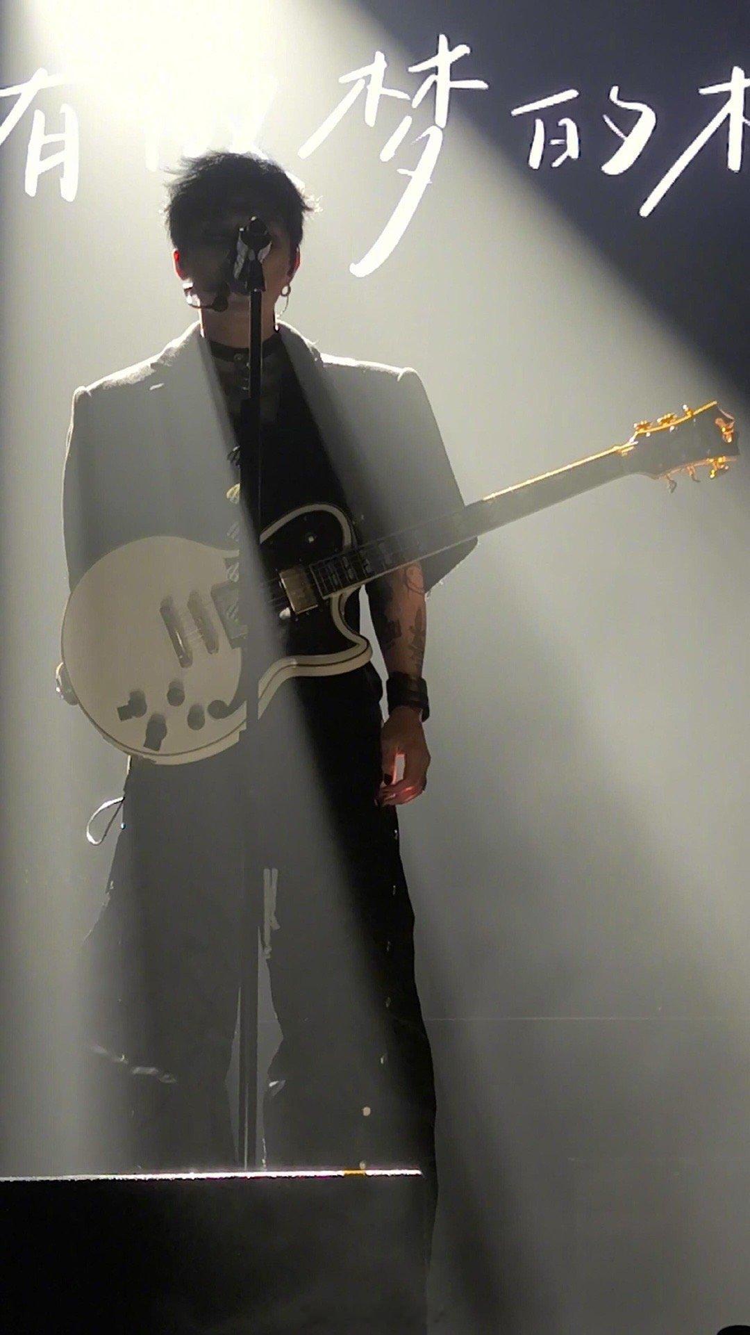 谁家歌手在舞台上直接给粉丝转账啊 羡慕这个词已经说累了！打扰一下乐团在巡演现场实