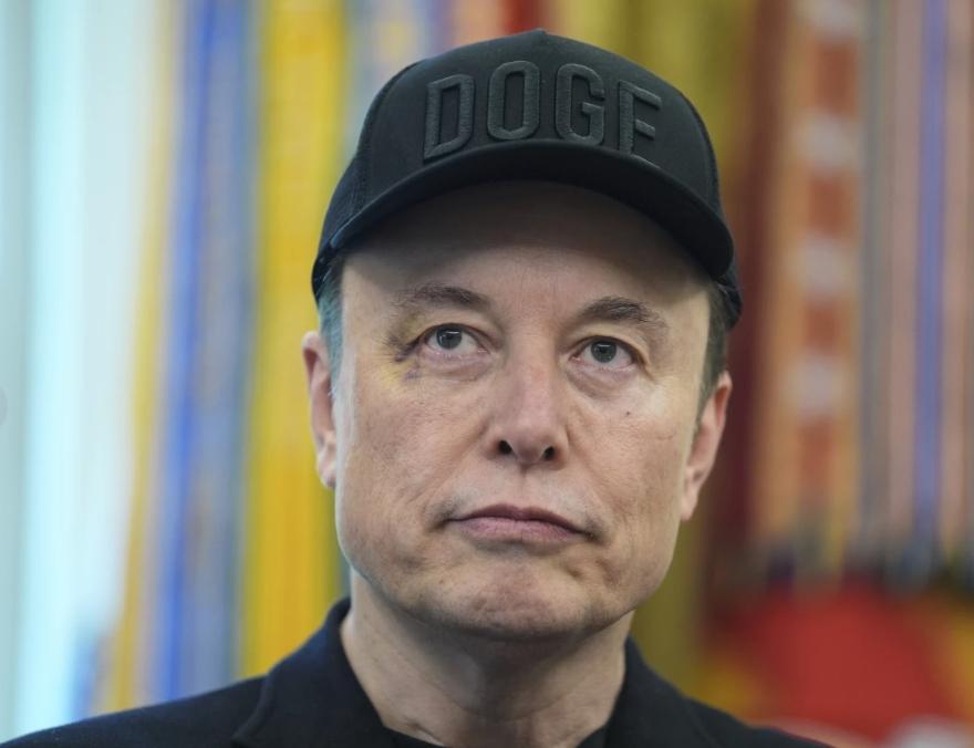 特斯拉也降价了。

新款Model Y，到了4万美元以内，Model 3降到了3