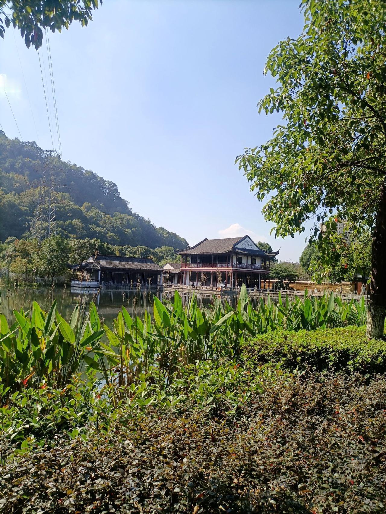 初探台州黄岩九峰公园(图1-6)，已醉其中，烟雨楼(图4)，绿植环绕，飞檐翘首，