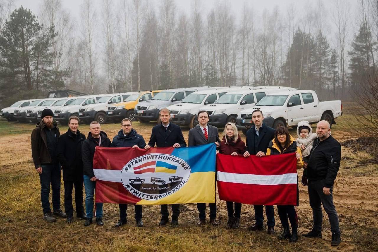 拉脱维亚向乌克兰运送了另一批援助物资：34辆汽车和人道主义物资。
车队包括 21