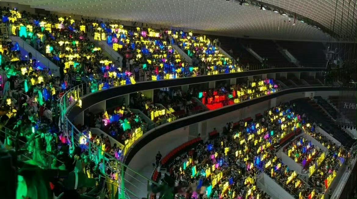 登永一朱志鑫的黄海可真好看！棍丝天下无敌！朱志鑫簪花登陆少年演唱会直播 ​​​