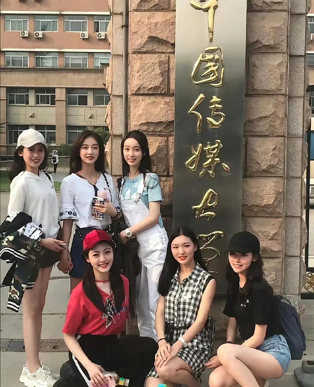 大一的我们vs大四的我们 
大家看出来变化了吗？