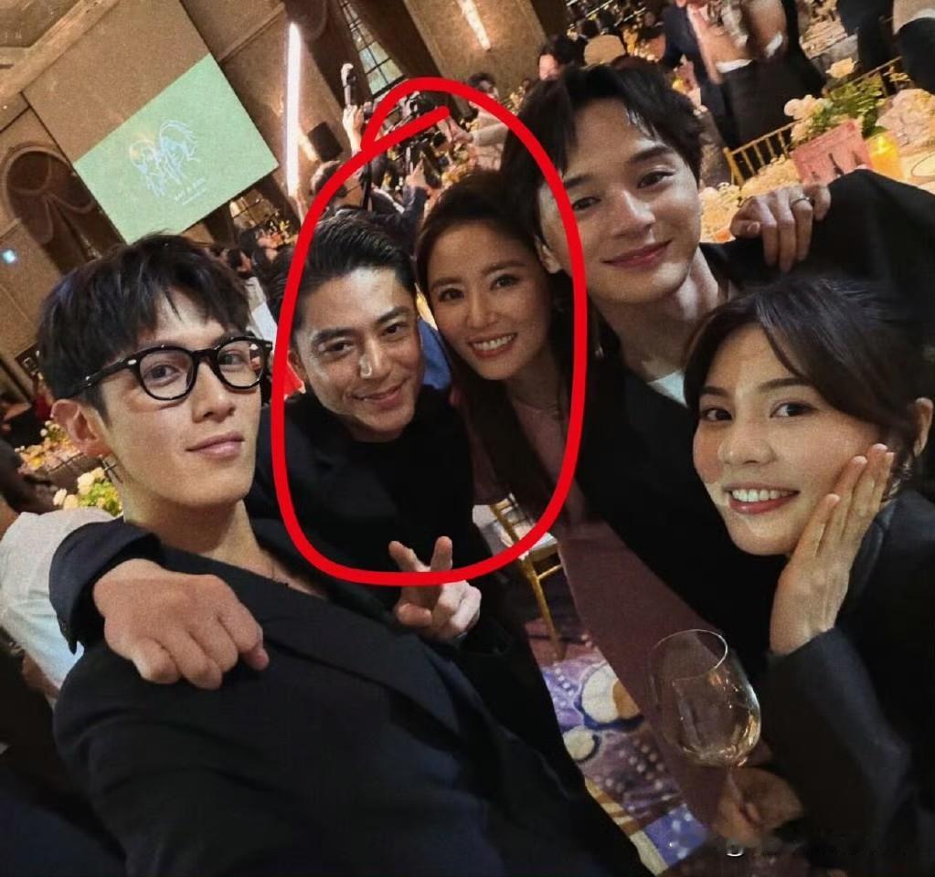 霍建华这个人，挺有意思的。
昨天问我姐，霍建华和林心如，
你更羡慕谁的生活。
