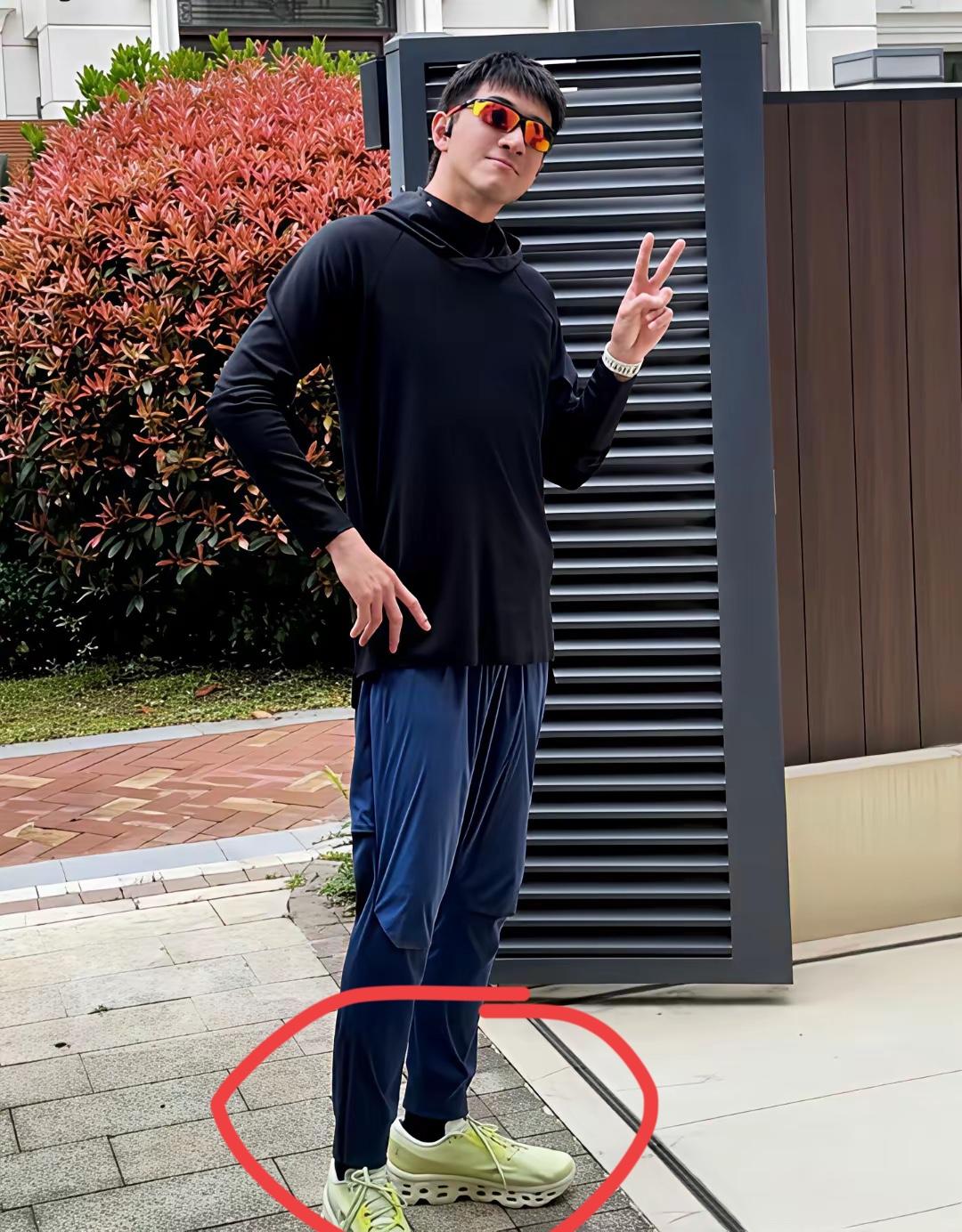 林更新穿的跑鞋是什么牌子的？