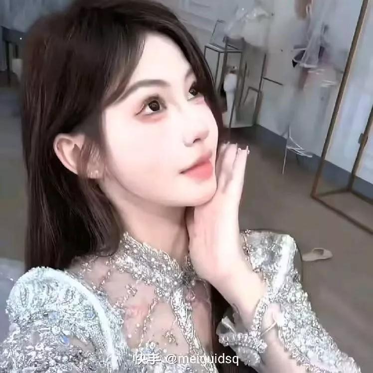 闪耀的晚礼服，梦幻的自拍瞬间粉嫩连衣裙自拍 粉裙自拍 礼服自拍照片 露肩婚礼自拍