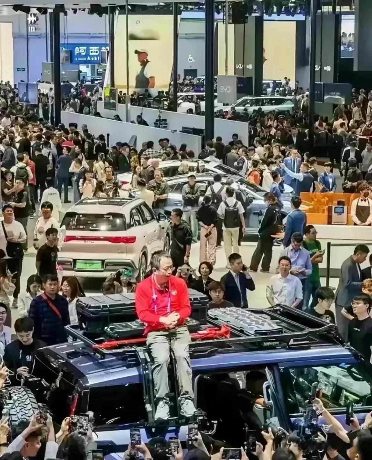 在北京车展上，马斯克的特斯拉车展都不参加，周鸿炜还要出位搞个“人展”，企业家的差