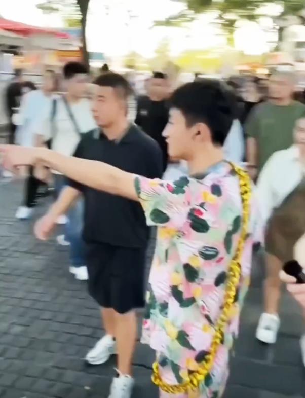 诈骗犯成了网红主播，出来后依然人气不减。直播中，他胆大包天，竟然用竹签去捅小姐姐
