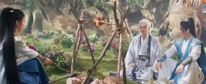 电视剧里的烤鸡架这么高怎么烤熟，烤鸡没熟人先热了 ​​​