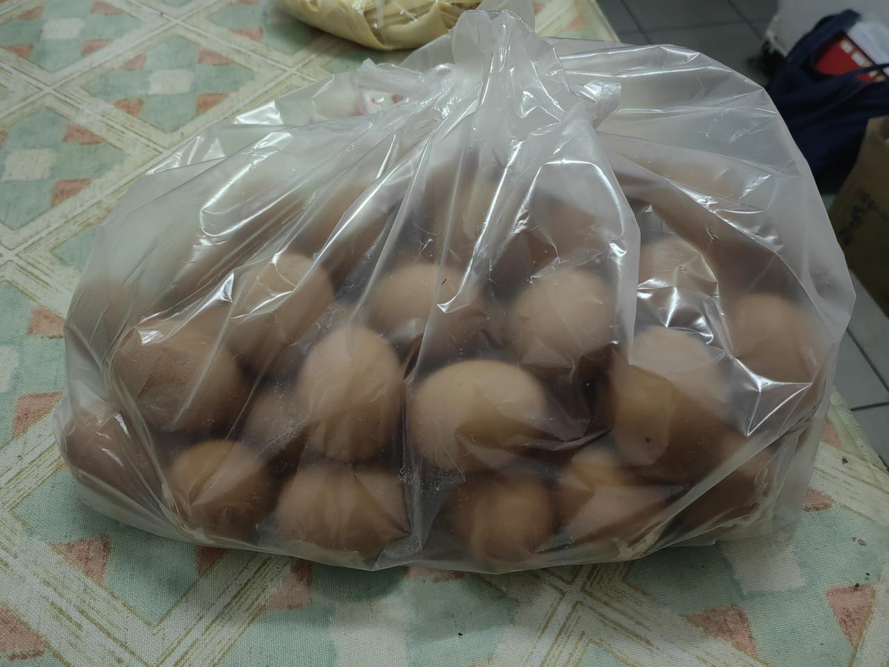 今天去超市买了6斤多鸡蛋，鸡蛋3块4一斤，买了21块钱的。
现在的鸡蛋比很多蔬菜