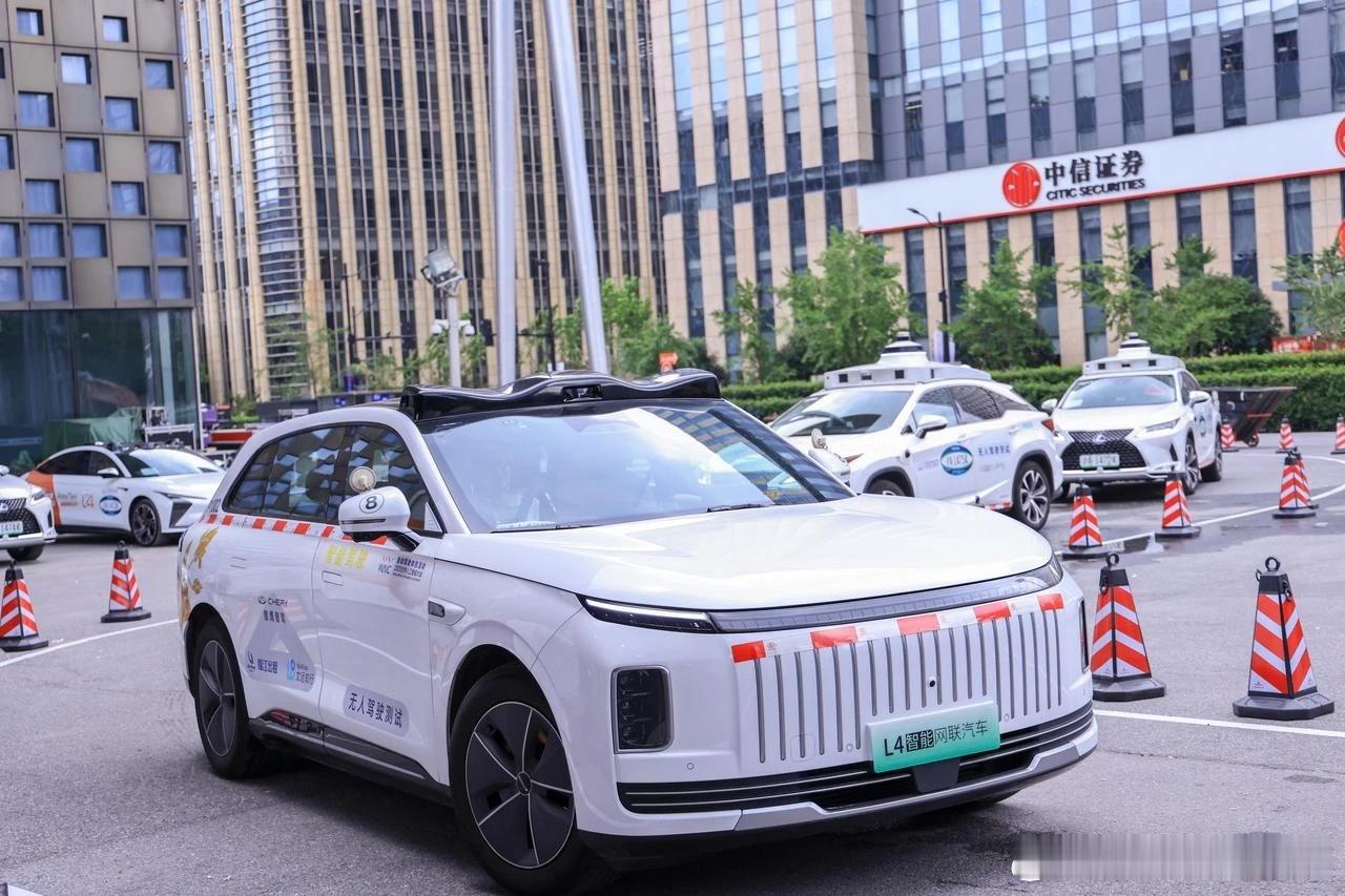 恭喜自动驾驶科技公司文远知行获得上海首张L4级智能网联汽车主驾无人示范应用牌照！