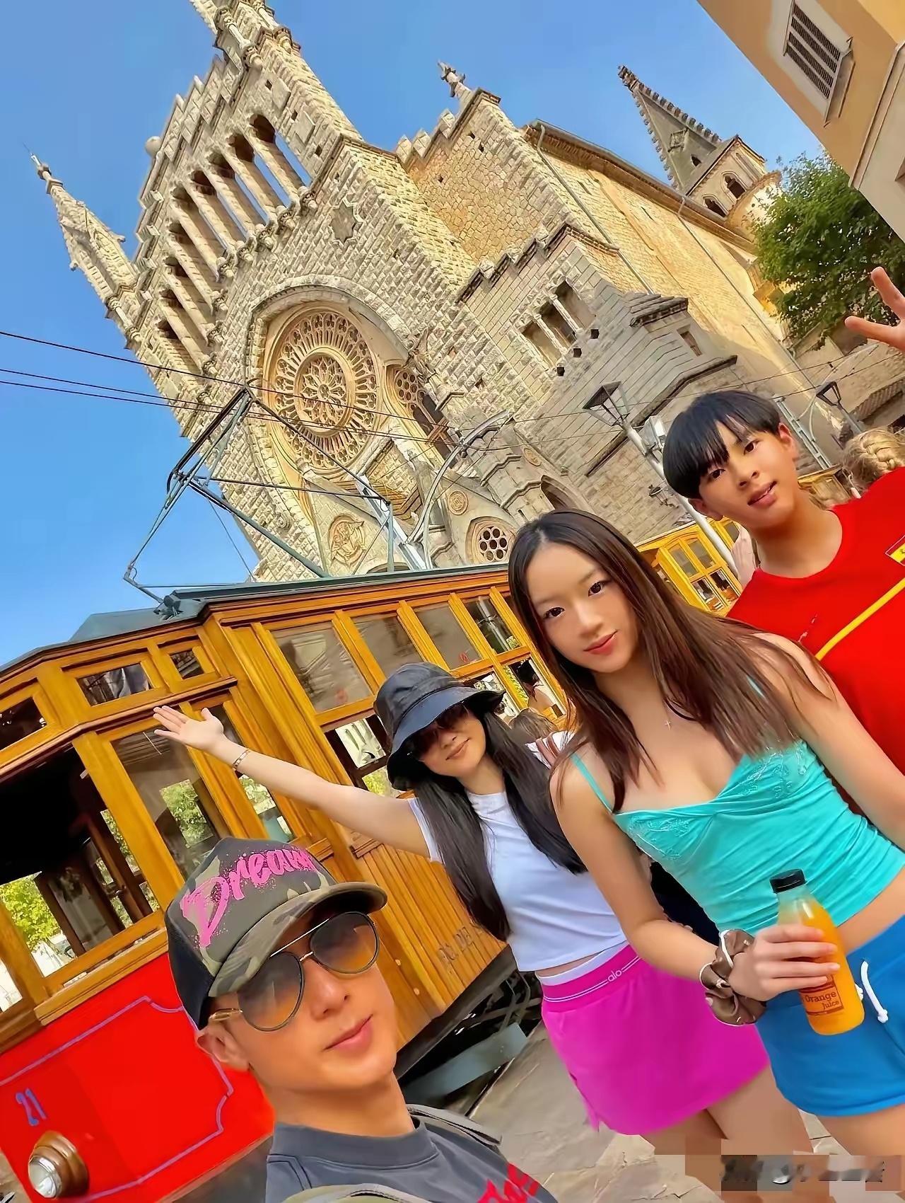 7月29日，48岁的吴尊，冲上热搜，他带着一家现身西班牙，15岁的女儿，穿着紧身