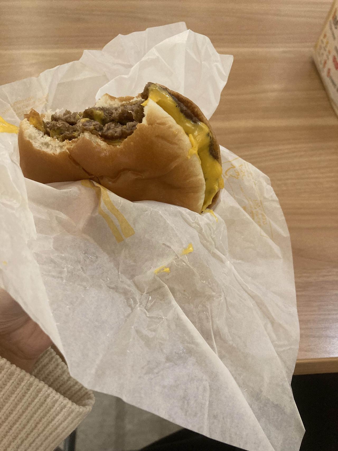 家人们，我每天都一个人，哪怕吃着汉堡，也不开心[流泪]

停水，只能出来吃，我妈