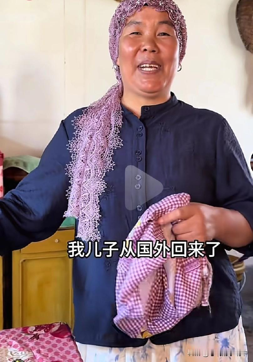 看久了穆萨爸妈拌嘴的视频，忽然觉得，穆萨爸爸会不会是牺牲个人形象，扮演了大西北一
