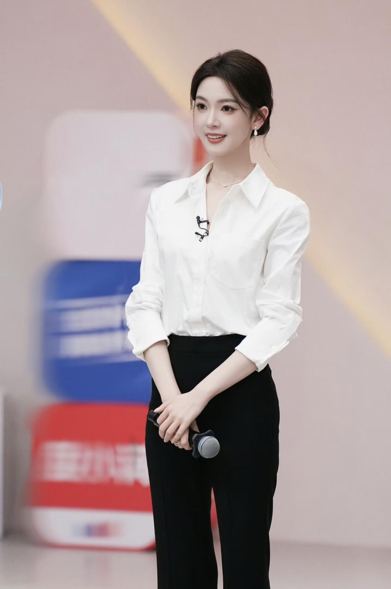 陈瑶估计后槽牙都咬碎了！
她估计也想不明白。
不管是颜值、气质还是身材，她样样都
