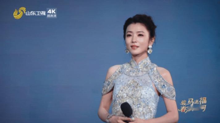 李云霄女儿情舞台 一眼沦陷！李云霄在山东春晚的《女儿情》舞台美到失语，清亮声线裹