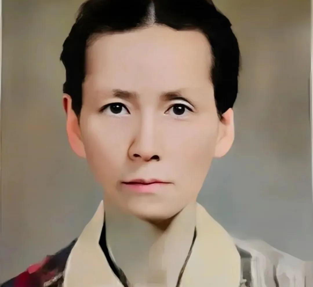1953年，林徽因的证件照，这个时候的她已经四十多岁了，从照片上可以看出她的脸上