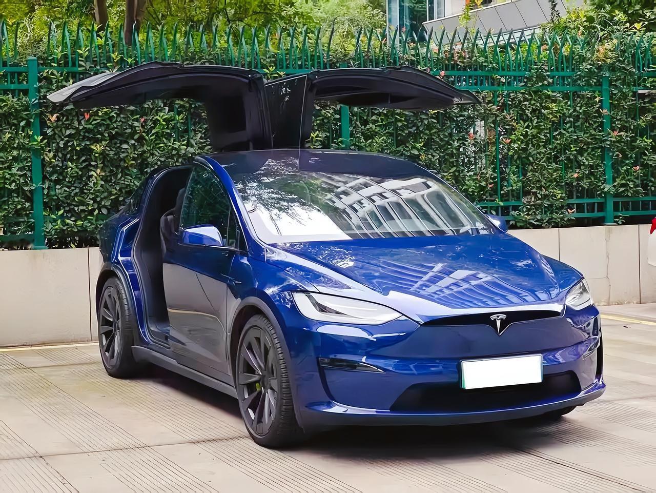 20—30万预算，二胎家庭如果想买二手Model X，我建议先试鹰翼门，不是试加