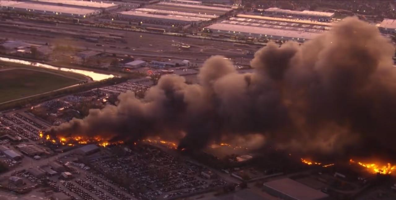一架麦道11货机在路易斯维尔的国际机场还没上天，在地面滑行不久后爆燃。
这架机龄