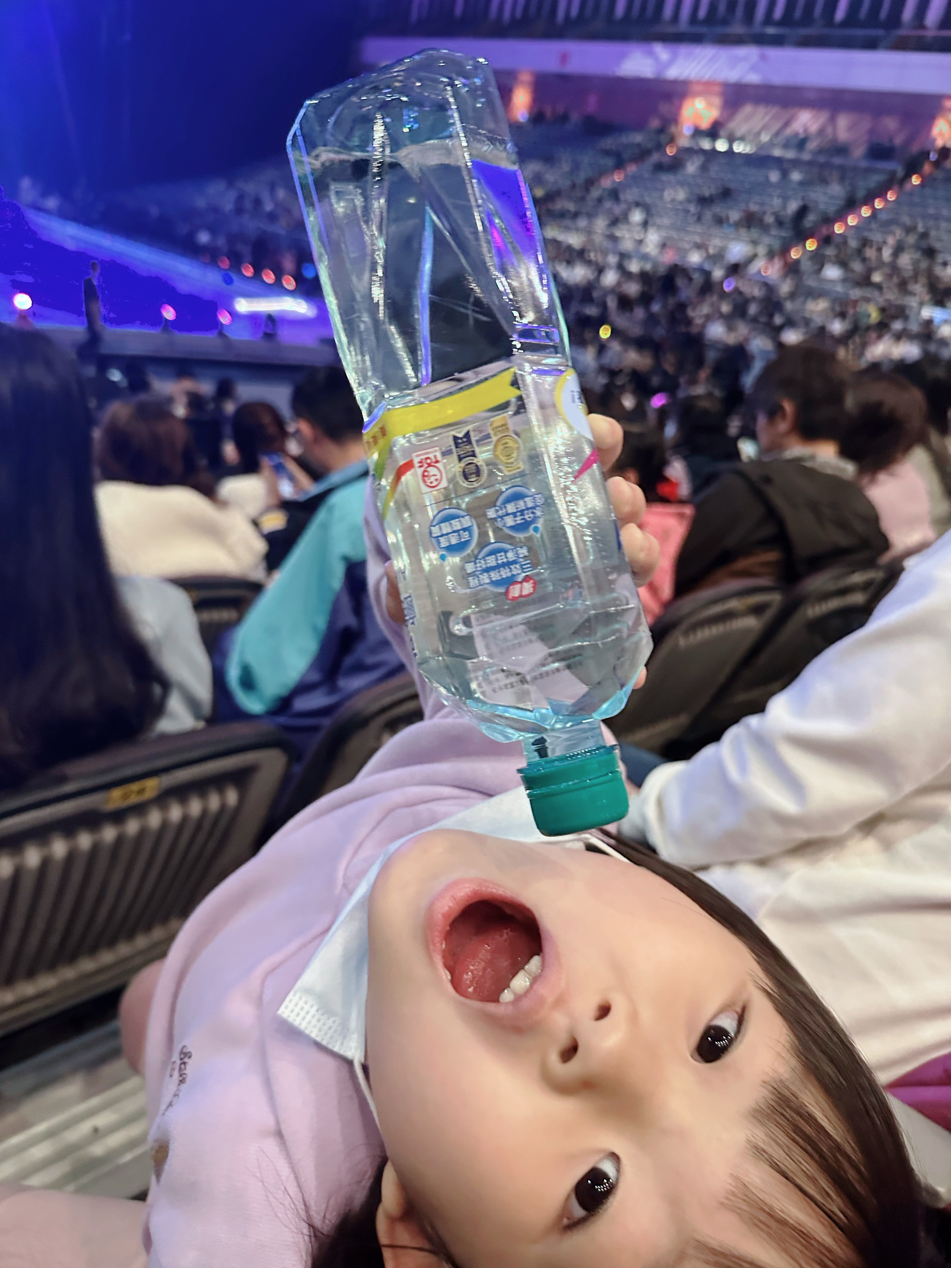 新年快乐刚刚看完101烟花，四宝哇的一声哭了爸爸一头雾水：你是因为假期结束要考试