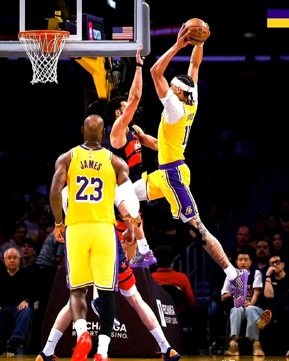 湖人队出大事了！东契奇左腿二级拉伤。

官方确认，常规赛直接报销。三月份刚带队打