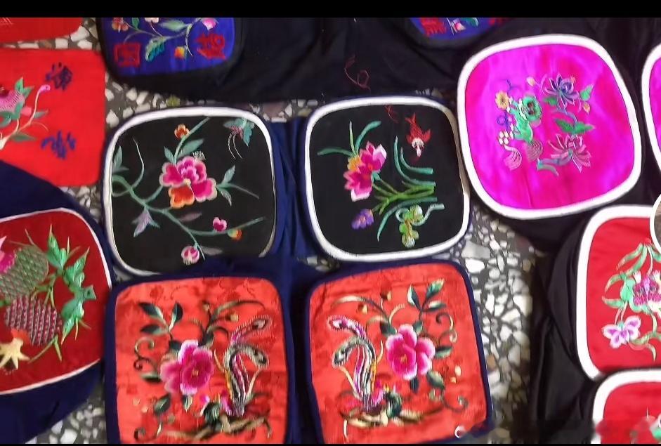 时代的眼泪图一的这个绣片有两片，叫枕顶（枕头顶），是老式长方枕头两头方形绣花挡片