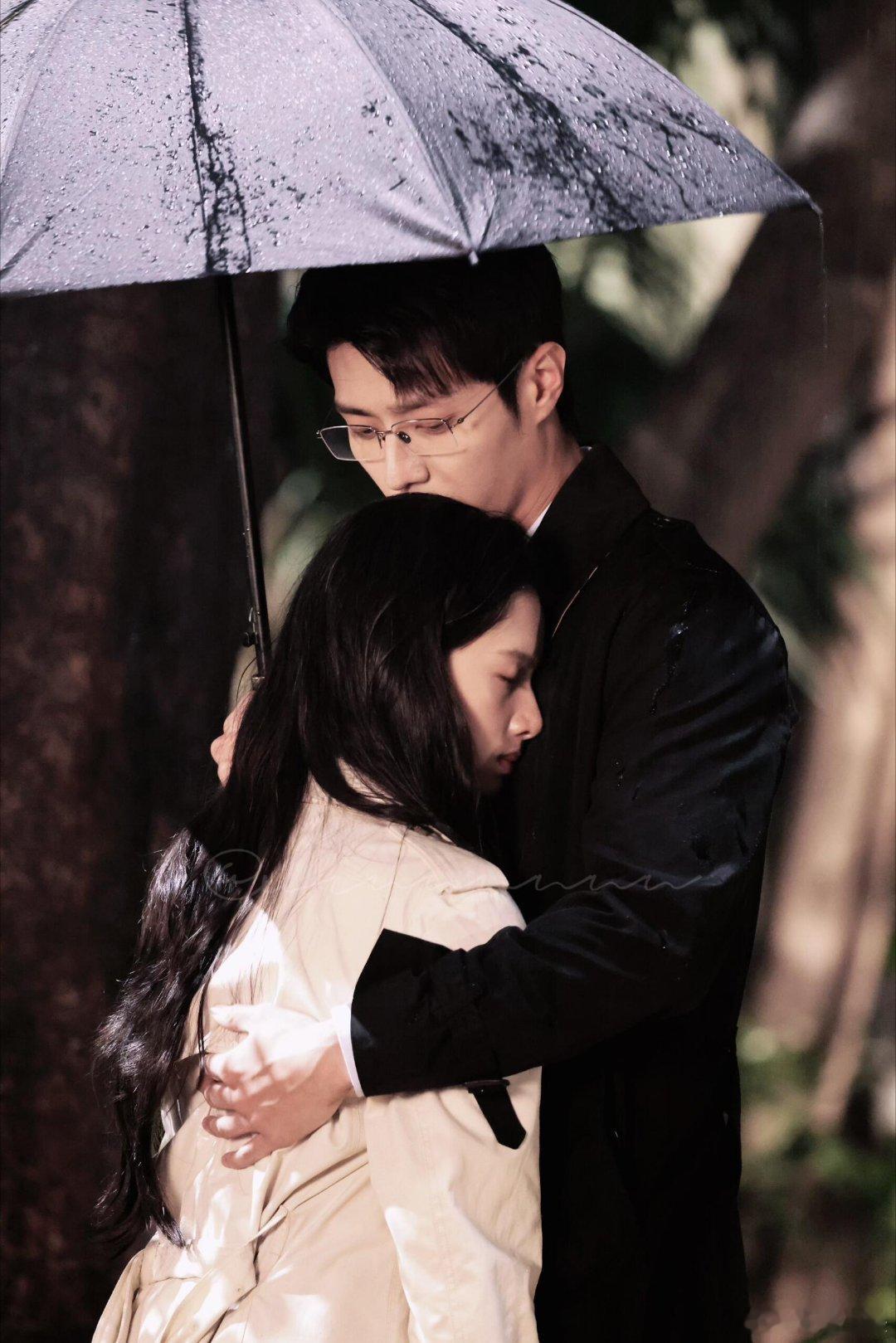 陈靖可 你听听我的心慌不慌 陈靖可穿风衣戴眼镜超苏！撑伞扶女主，坚实后背超有安全