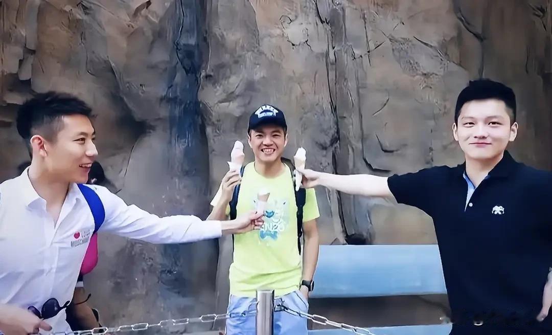 赛场上勇猛霸气，赛场下和普通男孩子无异，喜欢冰淇淋，喜欢留个影。
三位可爱的运动