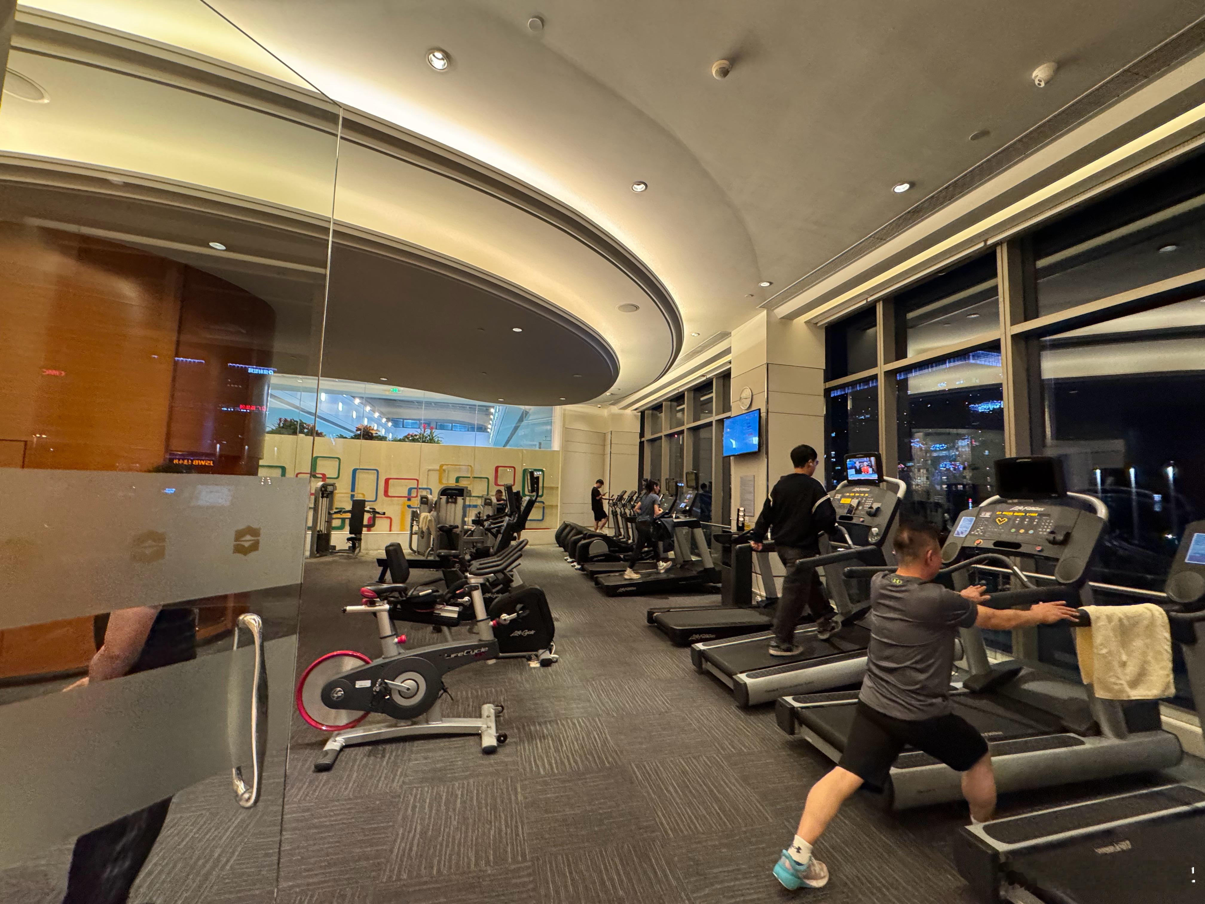 坡度15、时速4.7，爬个40分钟挺舒服的，别人运动是为了减肥，我运动是为了吃更