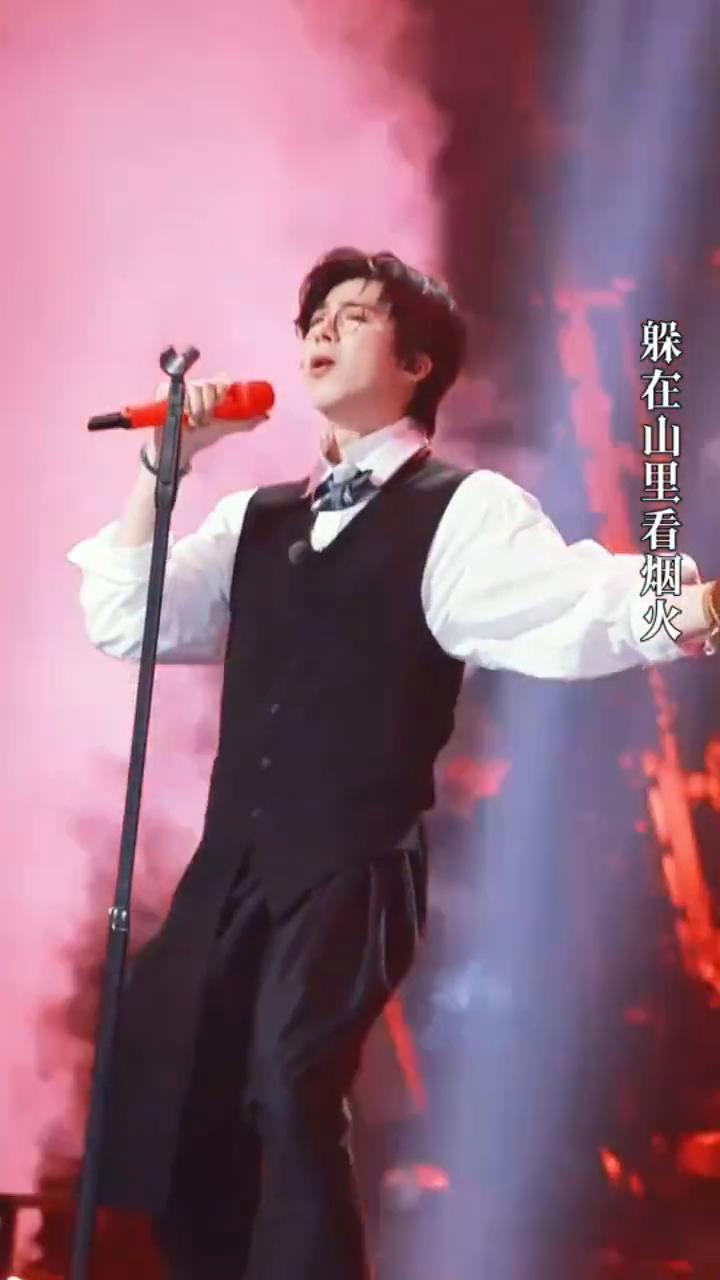 守着那烂泥坨，不再借世人的手。