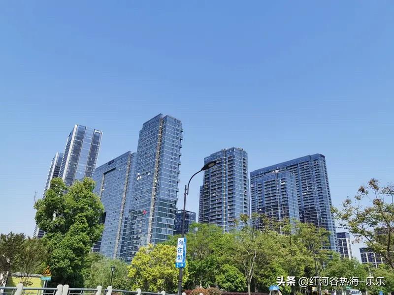 上海楼市热度高，杭州楼市就悲催了。
因为现在楼市里面并没有大放水，你也可以粗暴的
