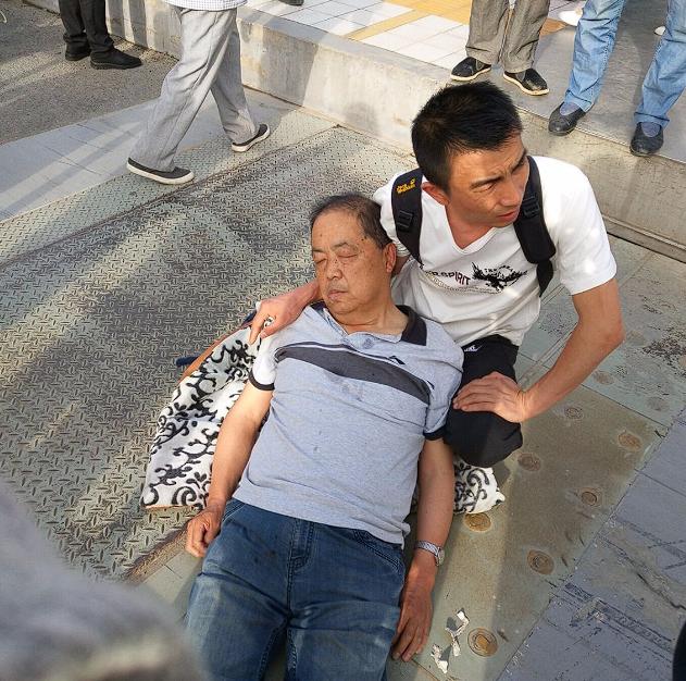 浙江嘉兴，一名小伙骑车外出时，看到路边一位老人躺在地上。他一开始以为老人是在午睡