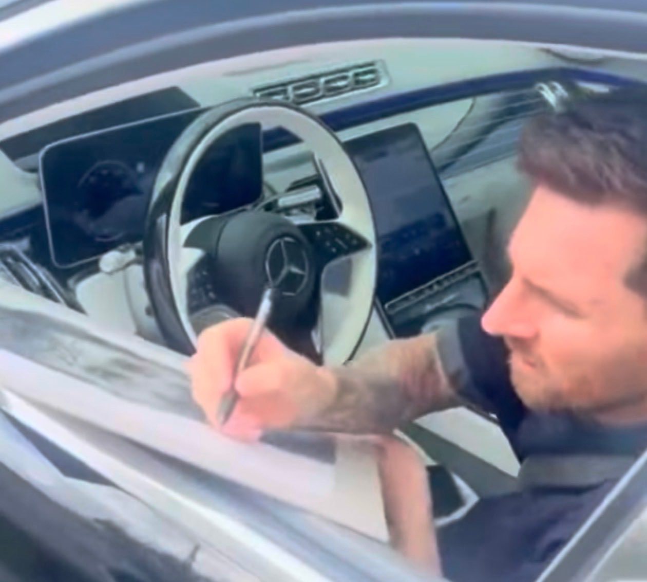 梅西为一位球迷的画作签名✍🏻画的不错🖼梅西