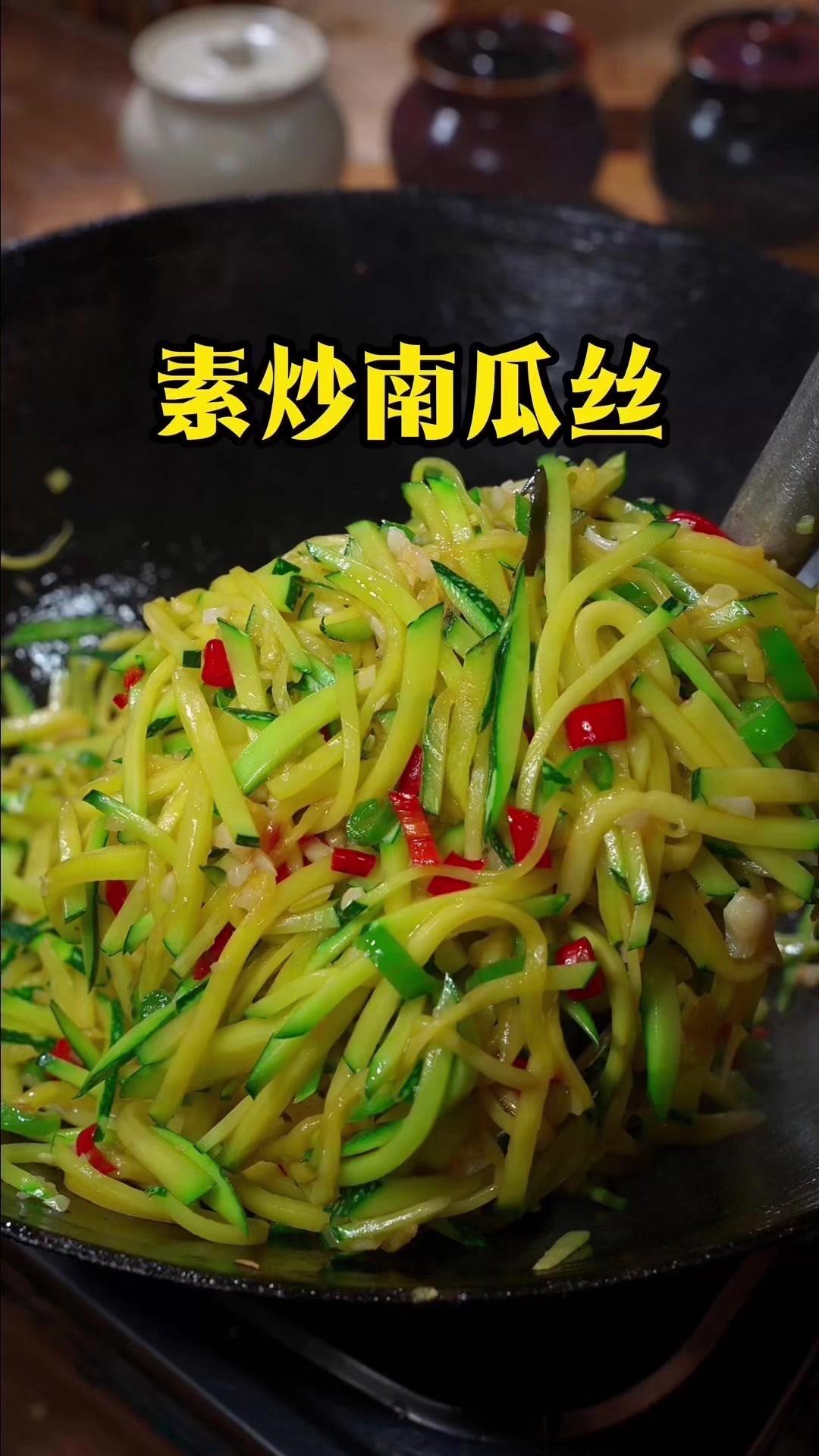 小南瓜先切片再切丝，加一大勺盐抓拌均匀腌10分钟，加水清洗干净沥干水。

大蒜青