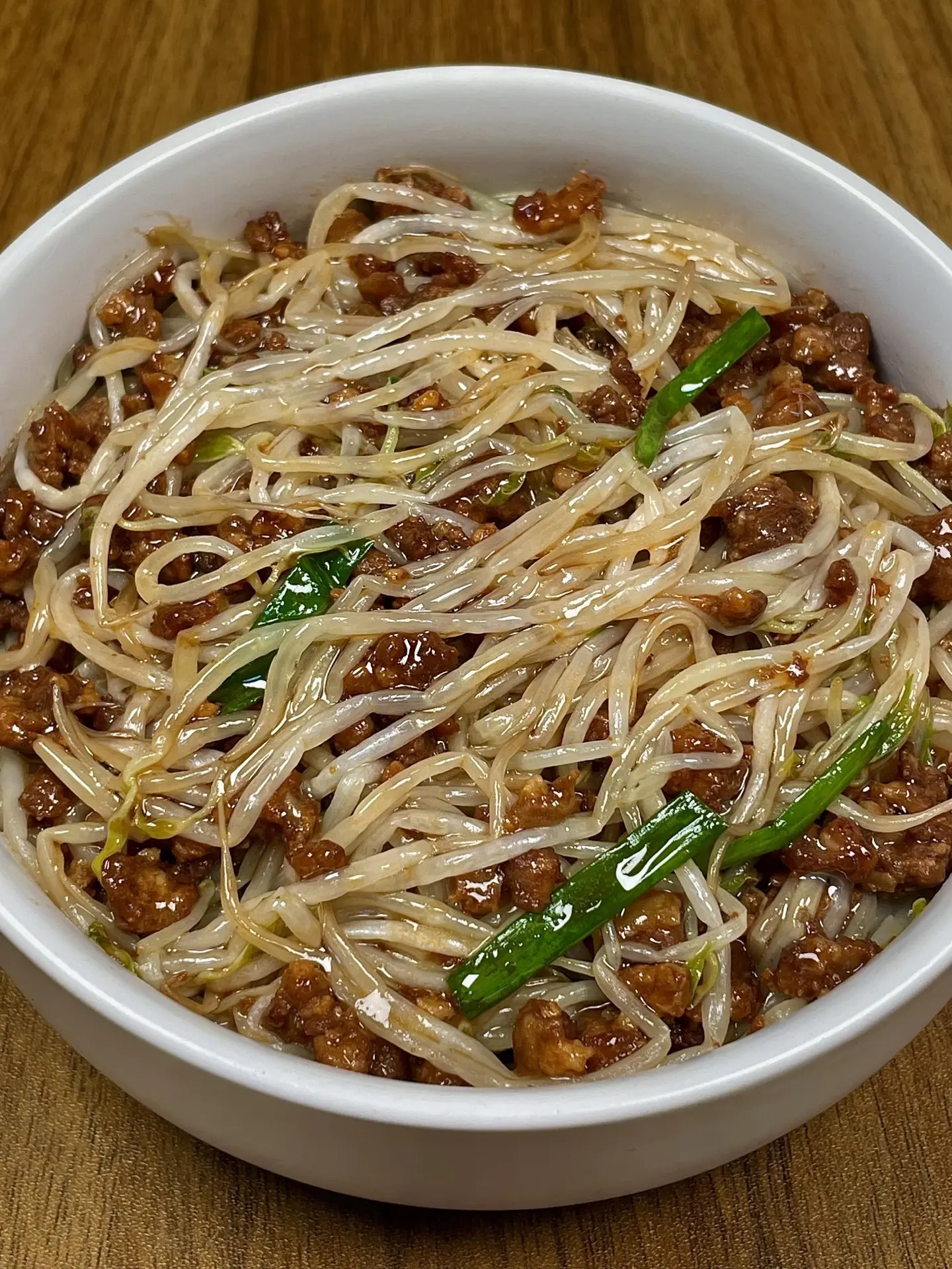 不知道吃什么，没胃口，就做这个。这道肉末豆芽一出锅就香迷糊了！好好吃啊...