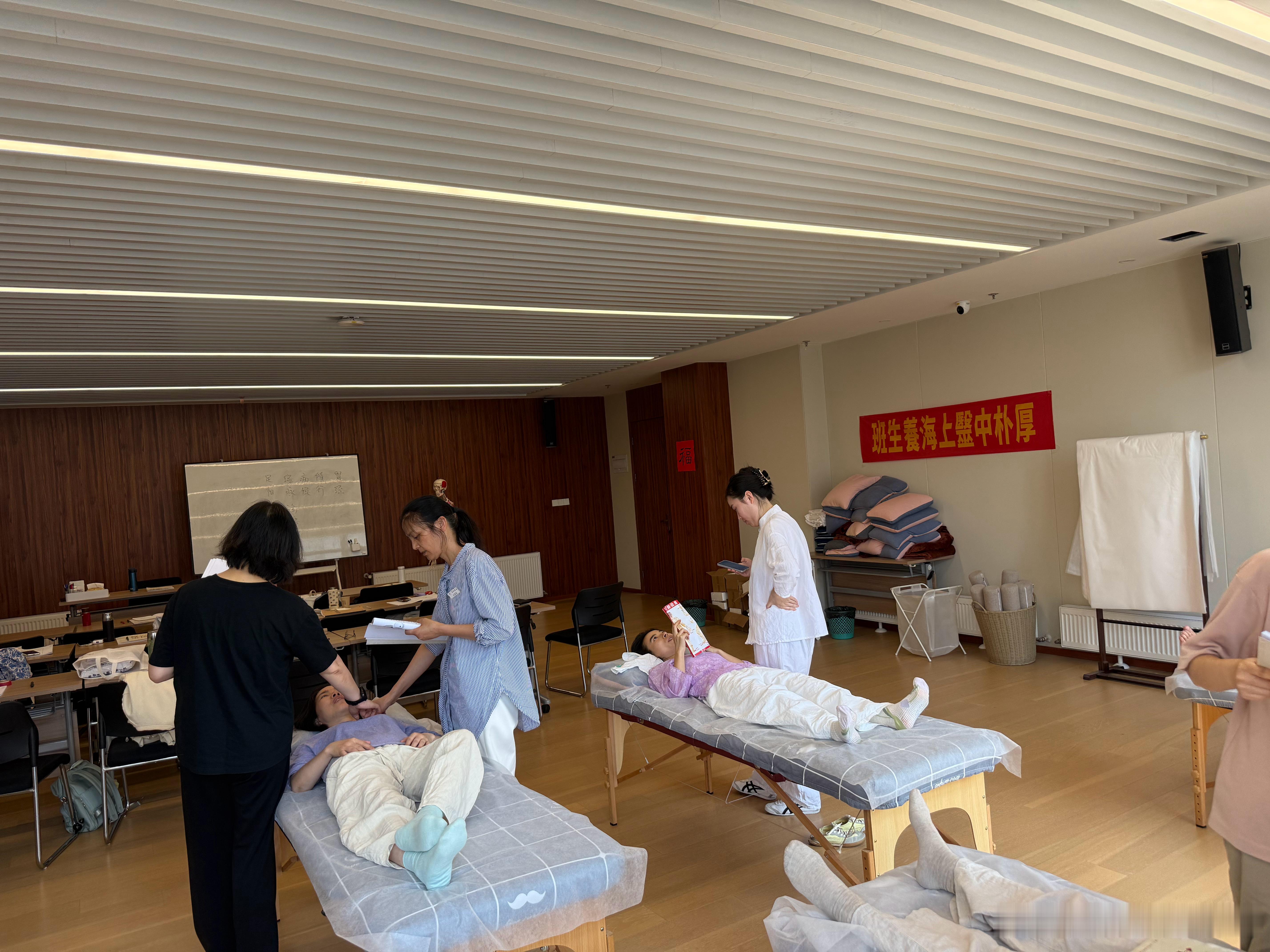 这几天上午都是养生三期周中班的经穴定位课，昨天给一组带教了足阳明胃经，今天的两小