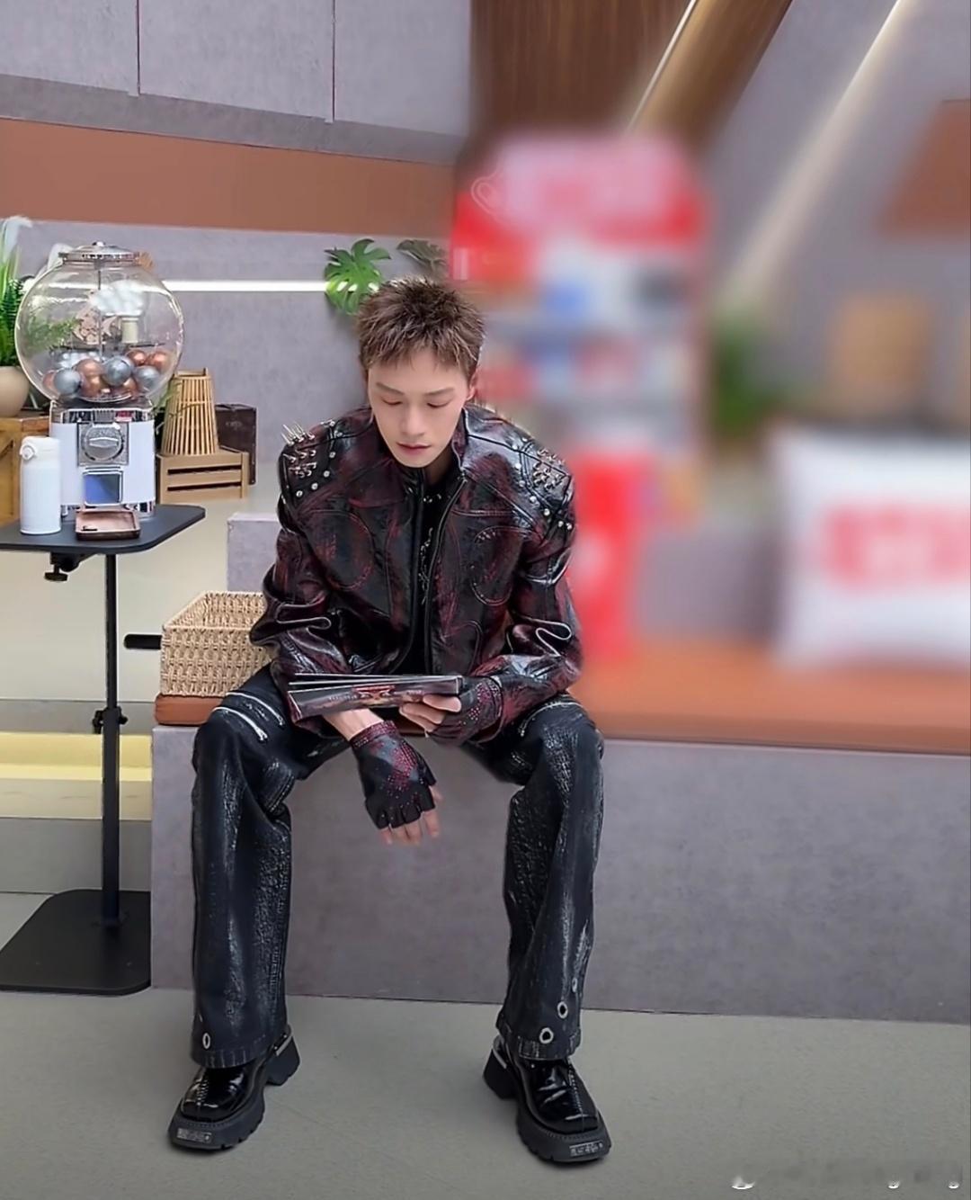 曹骏 曹骏穿的这么“野”主持披荆斩棘节目，看到一位网友的评论，真的笑不活了！刚刚