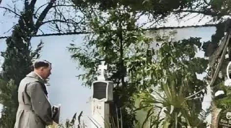 1938年，希特勒在吞并奥地利后回到家乡，脱下帽子站在母亲坟前默哀。据随从回忆，