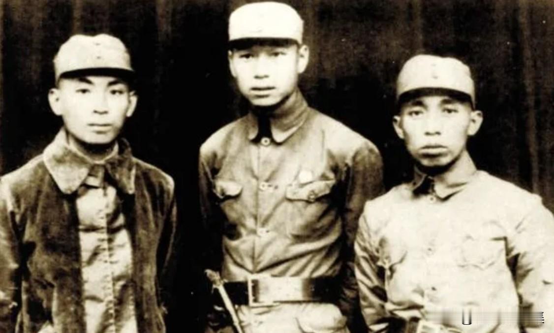 1940年8月，左起：叶飞、姬鹏飞、张藩在黄桥留影。1940年夏，新四军江南指挥